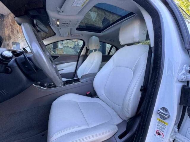 Белый Ягуар XE, объемом двигателя 2 л и пробегом 67 тыс. км за 2800 $, фото 6 на Automoto.ua