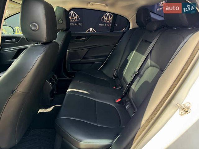 Белый Ягуар XE, объемом двигателя 2 л и пробегом 109 тыс. км за 18900 $, фото 9 на Automoto.ua