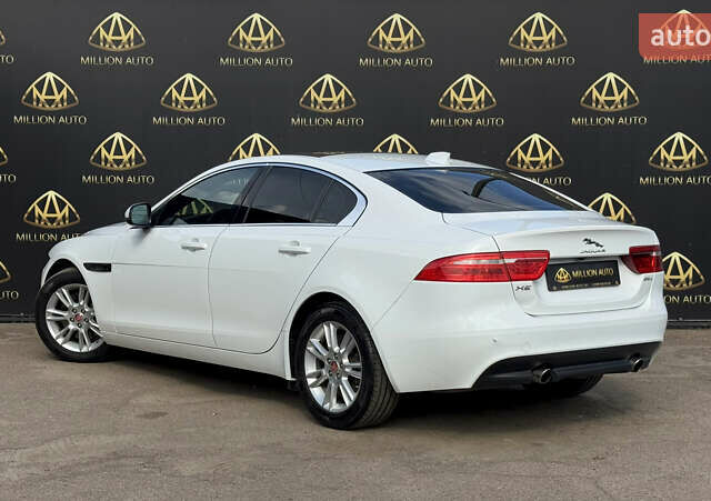 Белый Ягуар XE, объемом двигателя 2 л и пробегом 109 тыс. км за 17900 $, фото 3 на Automoto.ua