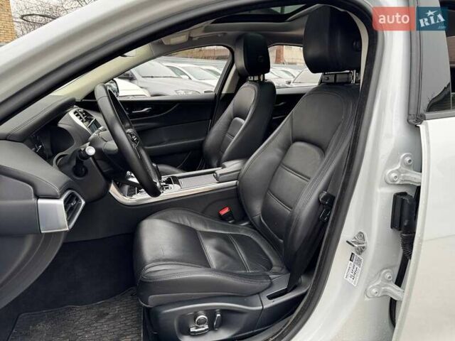 Белый Ягуар XE, объемом двигателя 2 л и пробегом 55 тыс. км за 28990 $, фото 8 на Automoto.ua
