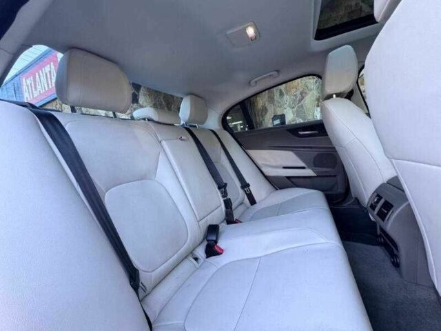 Белый Ягуар XE, объемом двигателя 2 л и пробегом 67 тыс. км за 2800 $, фото 16 на Automoto.ua