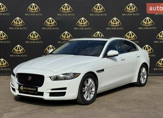 Белый Ягуар XE, объемом двигателя 2 л и пробегом 109 тыс. км за 18900 $, фото 2 на Automoto.ua