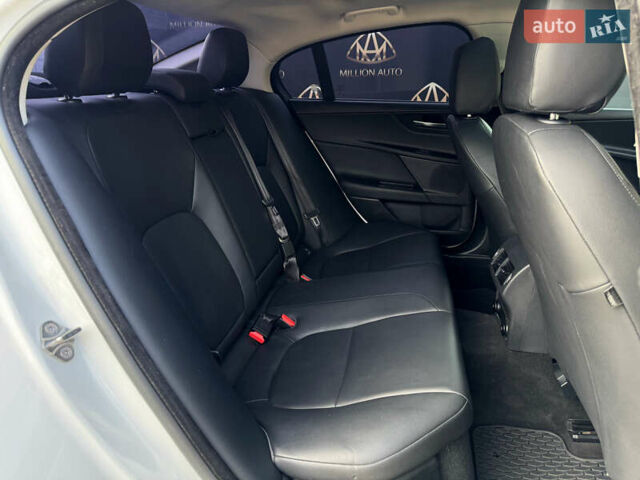 Белый Ягуар XE, объемом двигателя 2 л и пробегом 109 тыс. км за 18900 $, фото 10 на Automoto.ua