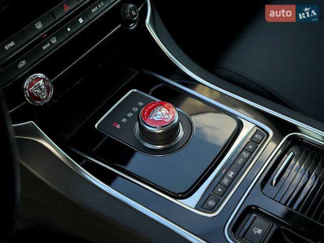 Белый Ягуар XE, объемом двигателя 2 л и пробегом 109 тыс. км за 17900 $, фото 30 на Automoto.ua