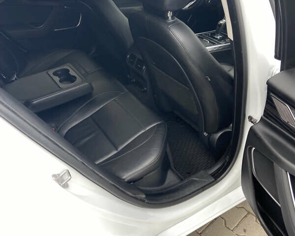 Белый Ягуар XE, объемом двигателя 2 л и пробегом 61 тыс. км за 20999 $, фото 11 на Automoto.ua