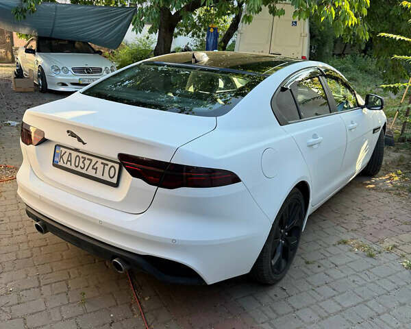 Белый Ягуар XE, объемом двигателя 2 л и пробегом 78 тыс. км за 21000 $, фото 3 на Automoto.ua