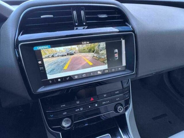 Белый Ягуар XE, объемом двигателя 2 л и пробегом 67 тыс. км за 2800 $, фото 9 на Automoto.ua