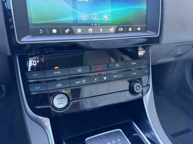 Белый Ягуар XE, объемом двигателя 2 л и пробегом 87 тыс. км за 2800 $, фото 10 на Automoto.ua