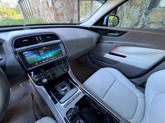 Белый Ягуар XE, объемом двигателя 2 л и пробегом 87 тыс. км за 2800 $, фото 8 на Automoto.ua