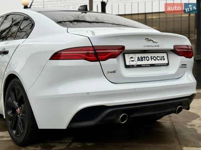 Белый Ягуар XE, объемом двигателя 2 л и пробегом 55 тыс. км за 28990 $, фото 7 на Automoto.ua