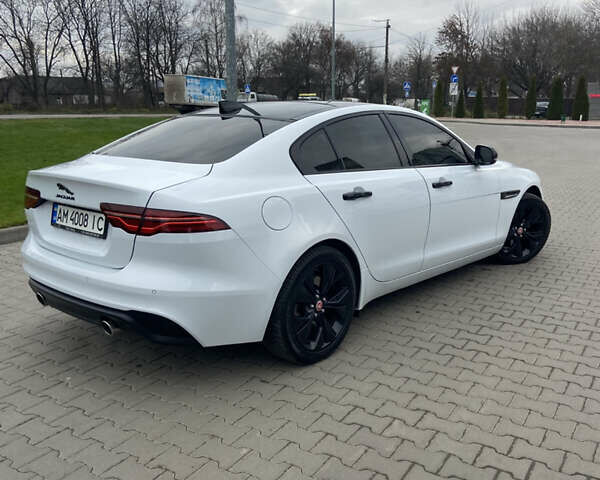 Белый Ягуар XE, объемом двигателя 2 л и пробегом 61 тыс. км за 20999 $, фото 2 на Automoto.ua