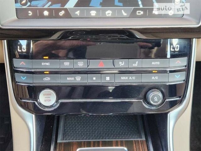 Белый Ягуар XE, объемом двигателя 2 л и пробегом 13 тыс. км за 3000 $, фото 15 на Automoto.ua