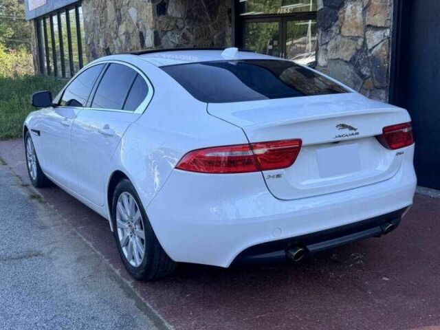 Белый Ягуар XE, объемом двигателя 2 л и пробегом 67 тыс. км за 2800 $, фото 1 на Automoto.ua