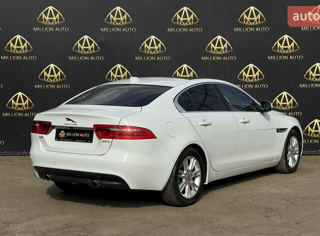 Белый Ягуар XE, объемом двигателя 2 л и пробегом 109 тыс. км за 18900 $, фото 5 на Automoto.ua