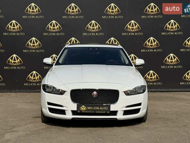 Белый Ягуар XE, объемом двигателя 2 л и пробегом 109 тыс. км за 18900 $, фото 1 на Automoto.ua