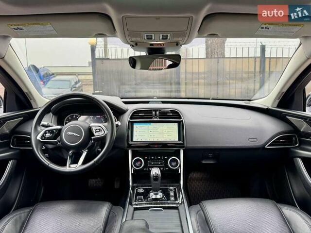 Белый Ягуар XE, объемом двигателя 2 л и пробегом 58 тыс. км за 21000 $, фото 4 на Automoto.ua