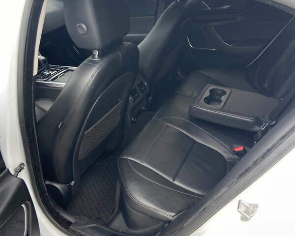 Белый Ягуар XE, объемом двигателя 2 л и пробегом 61 тыс. км за 20999 $, фото 14 на Automoto.ua