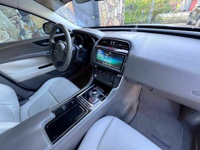 Белый Ягуар XE, объемом двигателя 2 л и пробегом 87 тыс. км за 2800 $, фото 12 на Automoto.ua