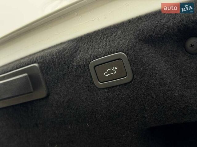 Белый Ягуар XE, объемом двигателя 2 л и пробегом 55 тыс. км за 28990 $, фото 28 на Automoto.ua