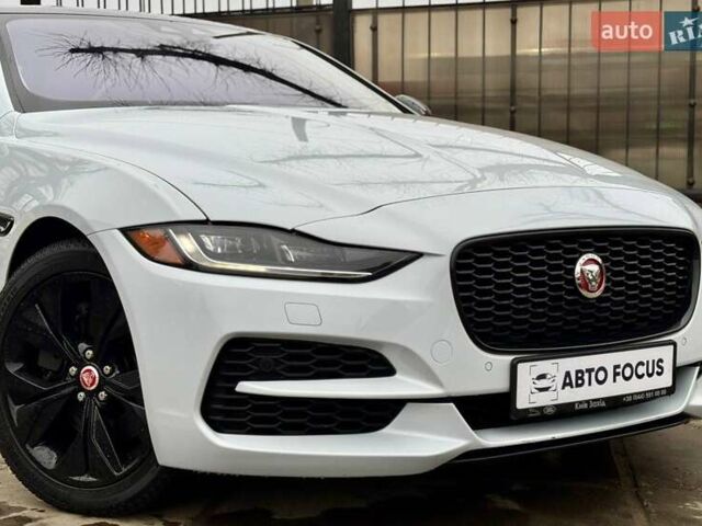 Белый Ягуар XE, объемом двигателя 2 л и пробегом 55 тыс. км за 28990 $, фото 3 на Automoto.ua