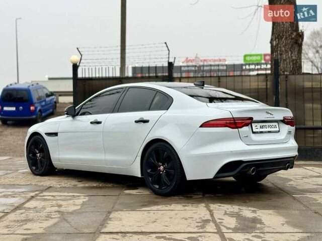 Белый Ягуар XE, объемом двигателя 2 л и пробегом 55 тыс. км за 28990 $, фото 4 на Automoto.ua