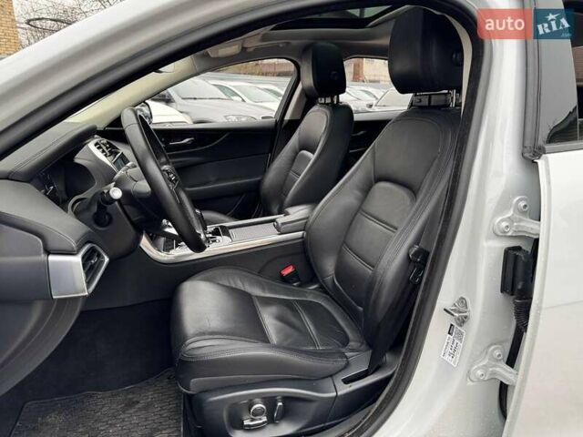 Белый Ягуар XE, объемом двигателя 2 л и пробегом 58 тыс. км за 21000 $, фото 7 на Automoto.ua