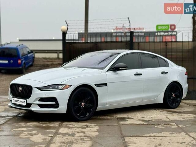 Белый Ягуар XE, объемом двигателя 2 л и пробегом 55 тыс. км за 28990 $, фото 2 на Automoto.ua