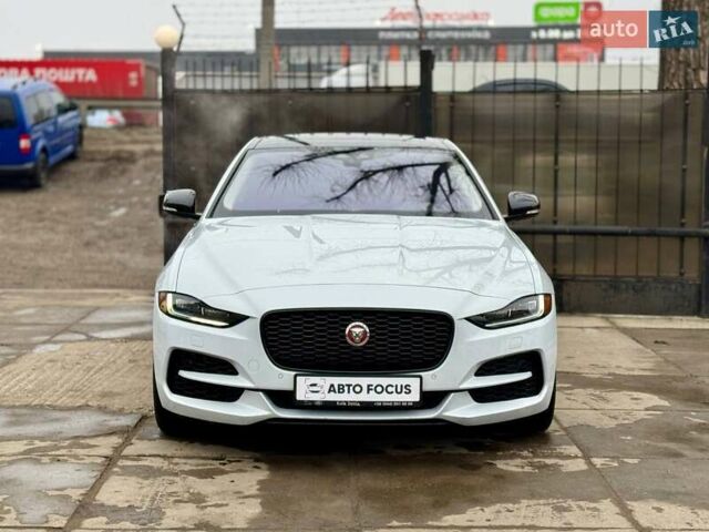 Белый Ягуар XE, объемом двигателя 2 л и пробегом 55 тыс. км за 28990 $, фото 1 на Automoto.ua