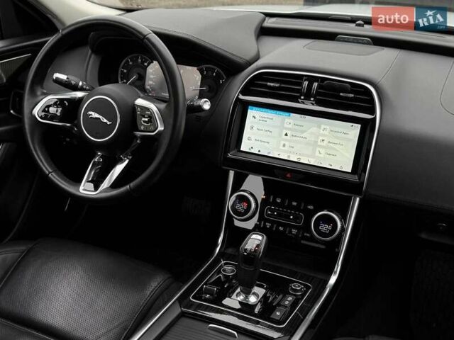 Белый Ягуар XE, объемом двигателя 2 л и пробегом 55 тыс. км за 28990 $, фото 14 на Automoto.ua