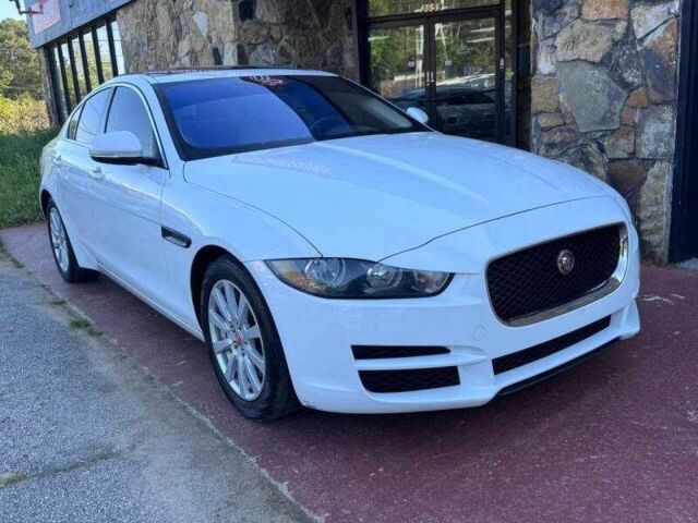 Белый Ягуар XE, объемом двигателя 2 л и пробегом 87 тыс. км за 2800 $, фото 5 на Automoto.ua