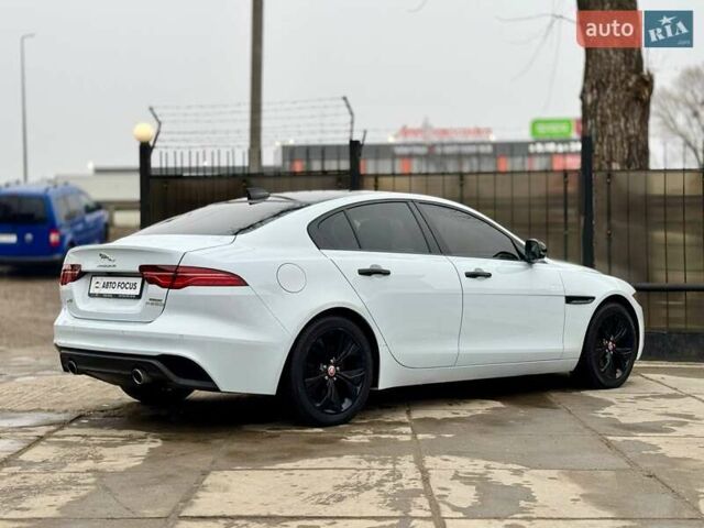 Белый Ягуар XE, объемом двигателя 2 л и пробегом 55 тыс. км за 28990 $, фото 6 на Automoto.ua