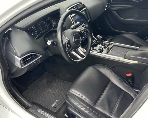 Белый Ягуар XE, объемом двигателя 2 л и пробегом 61 тыс. км за 20999 $, фото 13 на Automoto.ua