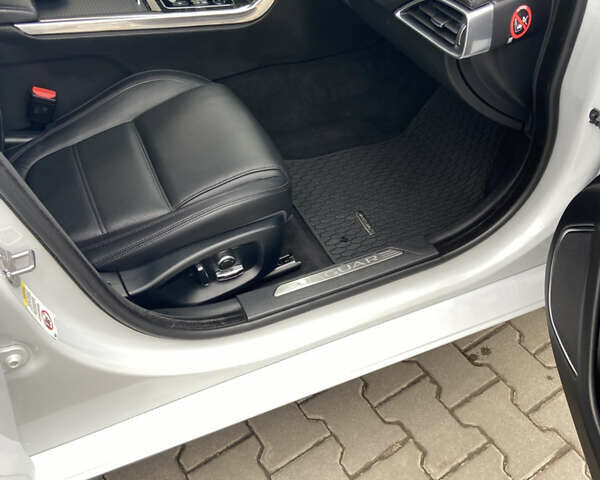 Белый Ягуар XE, объемом двигателя 2 л и пробегом 61 тыс. км за 20999 $, фото 10 на Automoto.ua