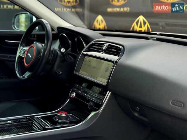 Белый Ягуар XE, объемом двигателя 2 л и пробегом 109 тыс. км за 18900 $, фото 12 на Automoto.ua