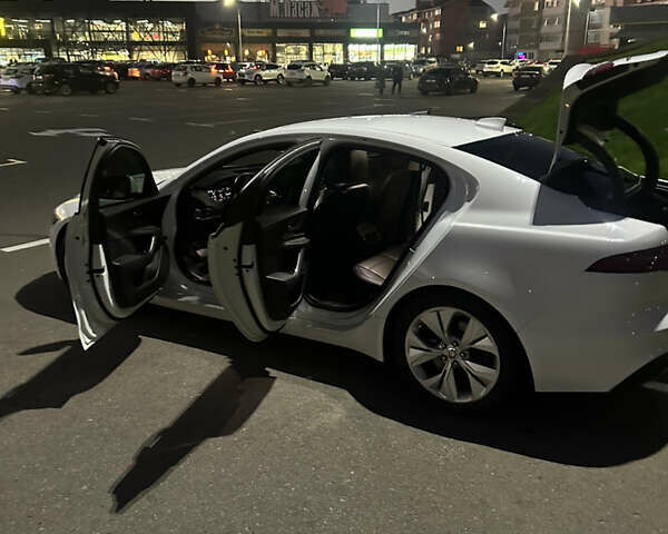 Белый Ягуар XE, объемом двигателя 2 л и пробегом 87 тыс. км за 24800 $, фото 19 на Automoto.ua