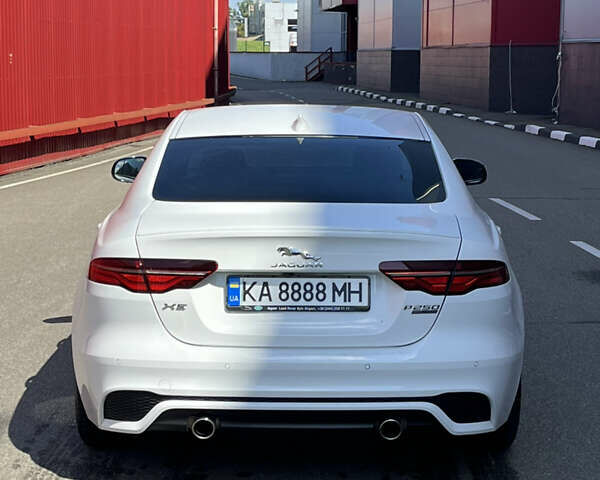 Белый Ягуар XE, объемом двигателя 2 л и пробегом 9 тыс. км за 41900 $, фото 6 на Automoto.ua