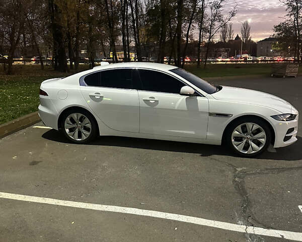 Белый Ягуар XE, объемом двигателя 2 л и пробегом 87 тыс. км за 24800 $, фото 3 на Automoto.ua