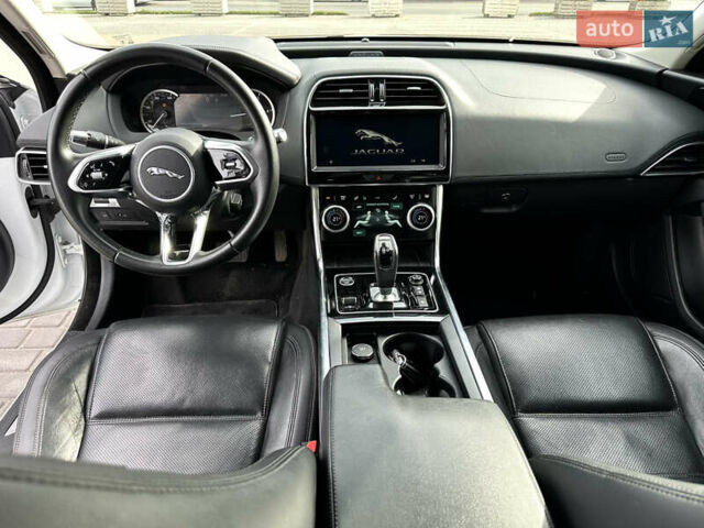 Білий Ягуар XE, об'ємом двигуна 2 л та пробігом 83 тис. км за 26500 $, фото 13 на Automoto.ua