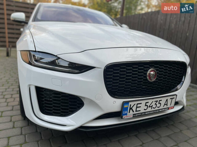 Белый Ягуар XE, объемом двигателя 2 л и пробегом 79 тыс. км за 20500 $, фото 1 на Automoto.ua