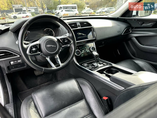 Білий Ягуар XE, об'ємом двигуна 2 л та пробігом 83 тис. км за 26500 $, фото 14 на Automoto.ua