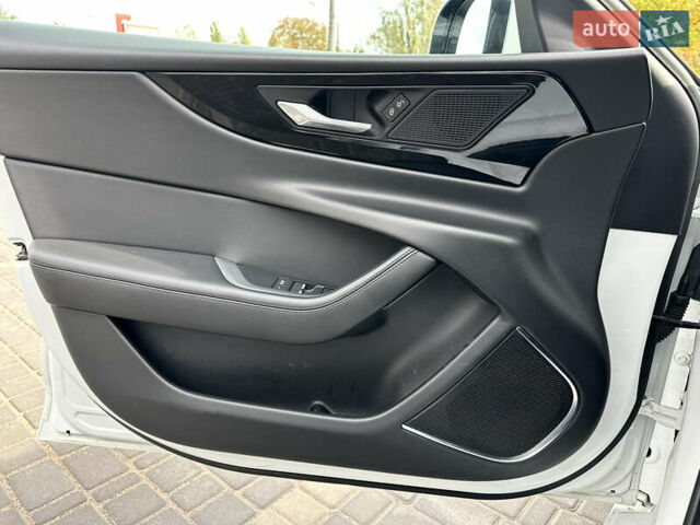 Білий Ягуар XE, об'ємом двигуна 2 л та пробігом 83 тис. км за 26500 $, фото 15 на Automoto.ua