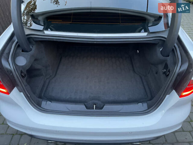 Белый Ягуар XE, объемом двигателя 2 л и пробегом 79 тыс. км за 20500 $, фото 24 на Automoto.ua