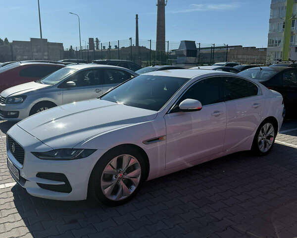 Белый Ягуар XE, объемом двигателя 2 л и пробегом 85 тыс. км за 24499 $, фото 4 на Automoto.ua