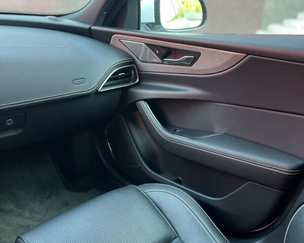 Белый Ягуар XE, объемом двигателя 2 л и пробегом 9 тыс. км за 41900 $, фото 18 на Automoto.ua