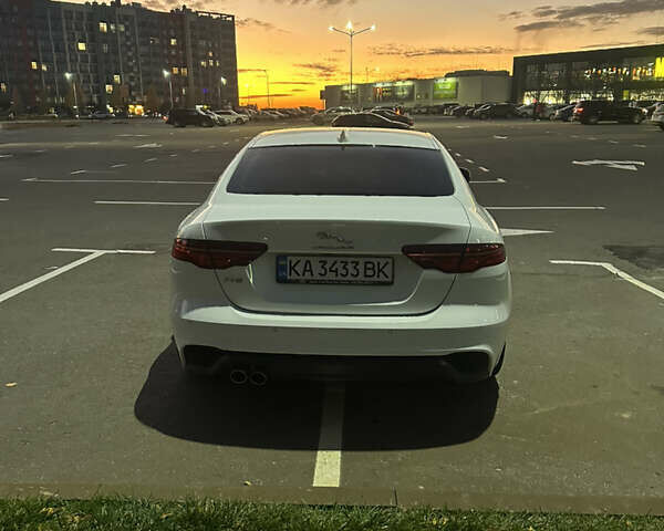 Белый Ягуар XE, объемом двигателя 2 л и пробегом 87 тыс. км за 24800 $, фото 5 на Automoto.ua