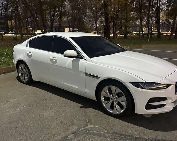 Белый Ягуар XE, объемом двигателя 2 л и пробегом 87 тыс. км за 24800 $, фото 2 на Automoto.ua