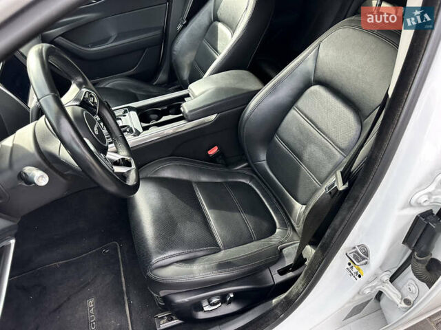 Білий Ягуар XE, об'ємом двигуна 2 л та пробігом 83 тис. км за 26500 $, фото 9 на Automoto.ua