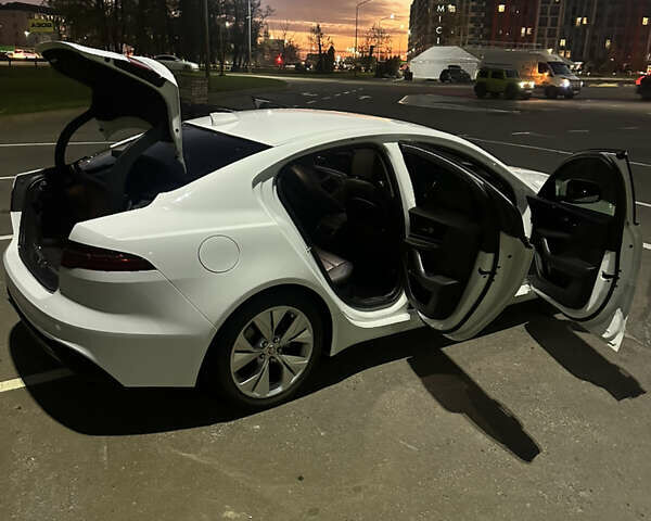 Белый Ягуар XE, объемом двигателя 2 л и пробегом 87 тыс. км за 24800 $, фото 17 на Automoto.ua