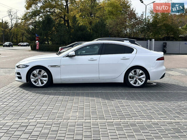 Білий Ягуар XE, об'ємом двигуна 2 л та пробігом 83 тис. км за 26500 $, фото 6 на Automoto.ua