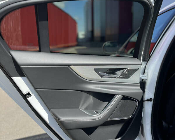 Белый Ягуар XE, объемом двигателя 2 л и пробегом 9 тыс. км за 41900 $, фото 8 на Automoto.ua